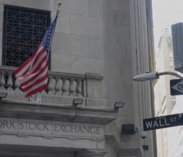Η απειλή του κραχ πάνω από την Wall Street: Σε βαθύ κόκκινο άνοιξαν οι αμερικανικές μετοχές