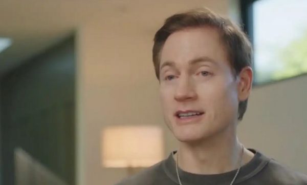 Ο μεγιστάνας που ξόδεψε 2.000.000 δολάρια για να παραμείνει νέος αλλά προκάλεσε πρόωρο γήρας