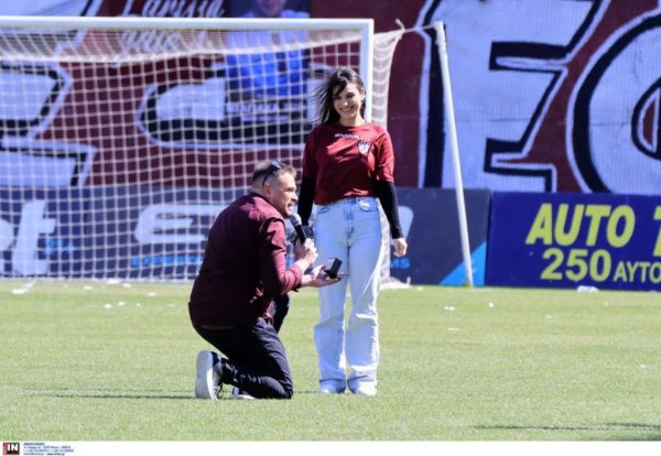 Ρεπόρτερ έκανε πρόταση γάμου στην αγαπημένη του στη σέντρα του AEL FC Arena