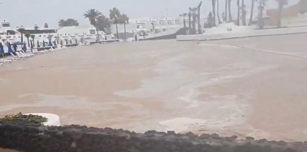 Πνίγηκε η Λανθαρότε της Ισπανίας από τις βροχοπτώσεις - Οι δρόμοι έγιναν χείμαρροι