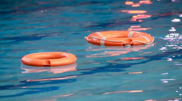 Μύκονος: Μυστήριο με τον νεκρό 25χρονο στην ιδιωτική πισίνα σουίτας – Βρέθηκαν ναρκωτικά στο δωμάτιο του