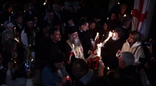 Το Άγιο Φως με πτήσεις από την Αθήνα σε μεγάλες πόλεις της χώρας – Το απόγευμα του Μεγάλου Σαββάτου η άφιξή του στο «Ελευθέριος Βενιζέλος»