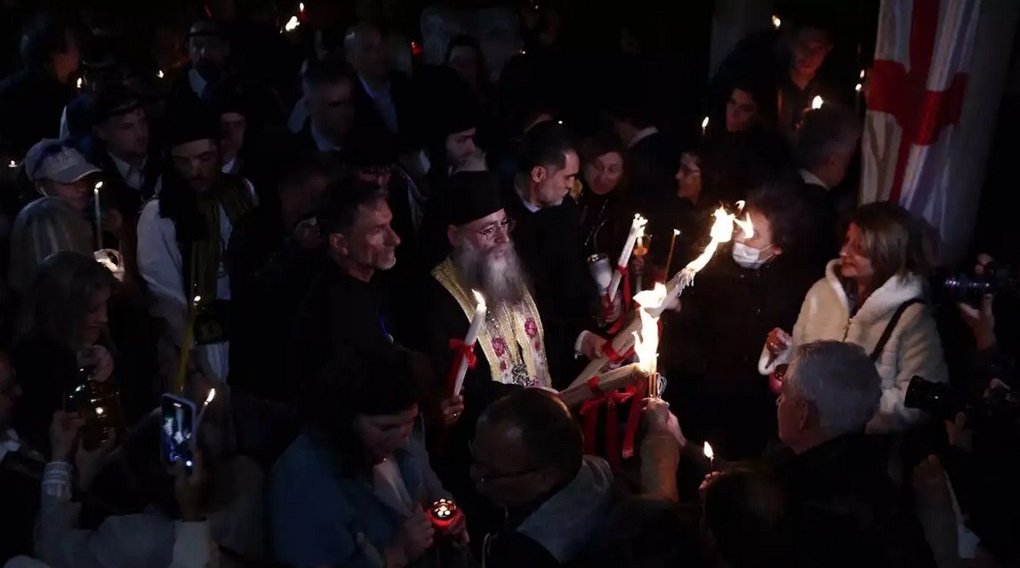 Το Άγιο Φως με πτήσεις από την Αθήνα σε μεγάλες πόλεις της χώρας – Το απόγευμα του Μεγάλου Σαββάτου η άφιξή του στο «Ελευθέριος Βενιζέλος»