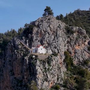 Πάρνηθα ή Άγιο Όρος; Δείτε που βρίσκεται το εκπληκτικό εκκλησάκι της Αγίας Μαρίνας στην Αττική - ΒΙΝΤΕΟ