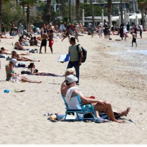 Έρημη πόλη η Αθήνα: Άδειοι όλοι οι δρόμοι με τη θερμοκρασία να ξεπερνά τους 25 βαθμούς