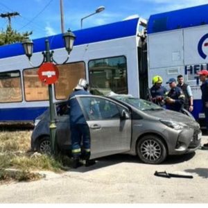 «Παρά τρίχα» γλίτωσε η γιατρός που πέρασε με κλειστή μπάρα και συγκρούστηκε με τον προαστιακό στην Πάτρα (Βίντεο)
