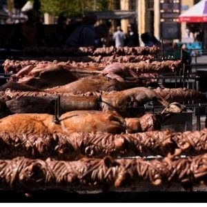 Πάσχα: Σούβλες και χοροί σε πεζοδρόμια, αυλές και δίπλα στην θάλασσα – Όλη η Ελλάδα σε ρυθμούς Πασχαλιάς