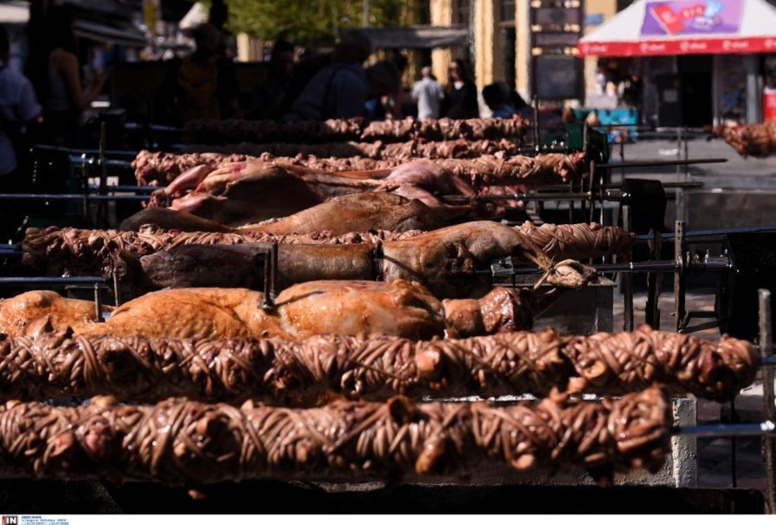 Πάσχα: Σούβλες και χοροί σε πεζοδρόμια, αυλές και δίπλα στην θάλασσα – Όλη η Ελλάδα σε ρυθμούς Πασχαλιάς