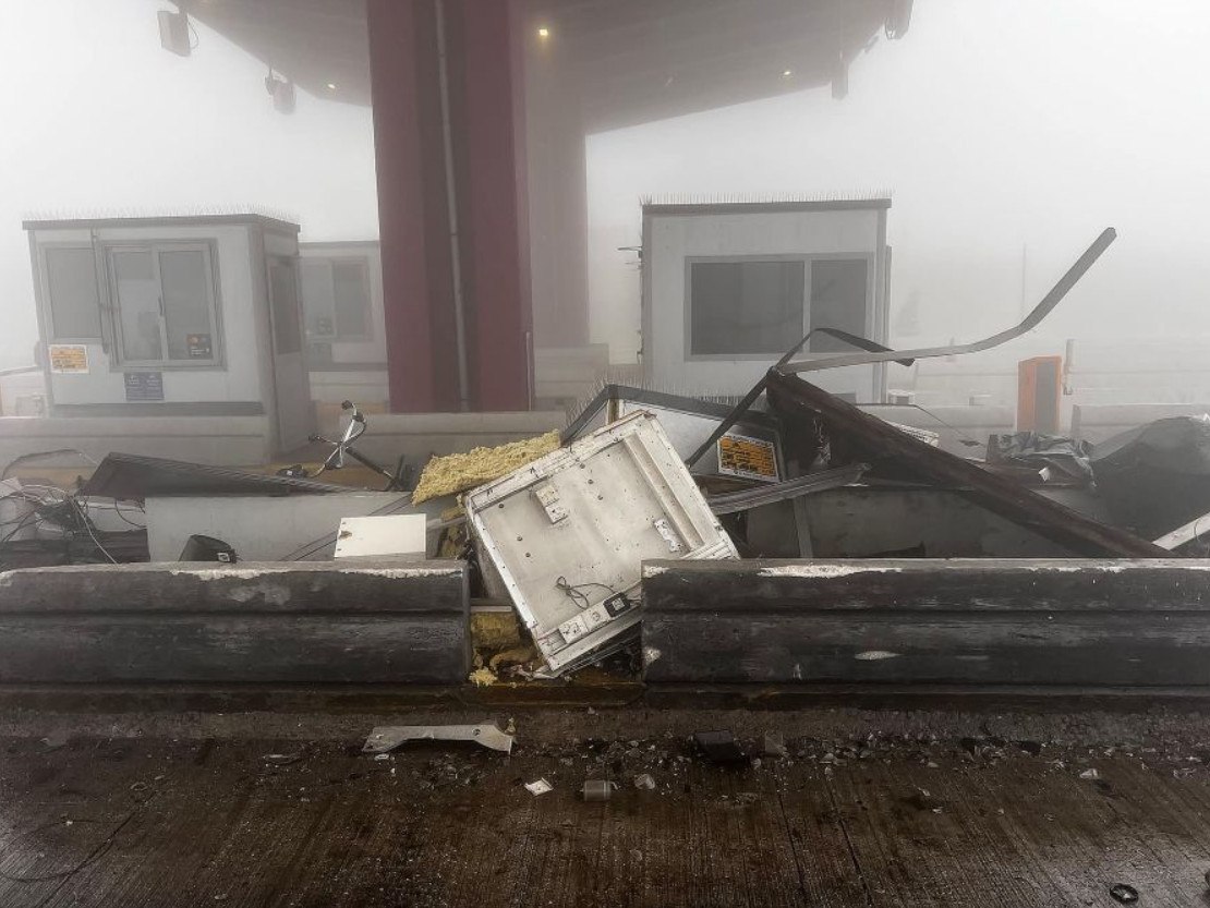 Τροχαίο στην Εγνατία: Βίντεο ντοκουμέντο από τη στιγμή που το φορτηγό πέφτει σε αυτοκίνητα και διόδια