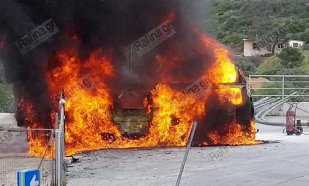 Βαν λαμπάδιασε σε βενζινάδικο στη Λεωφόρο Μαραθώνος – Κομφούζιο στη διασταύρωση της Ραφήνας