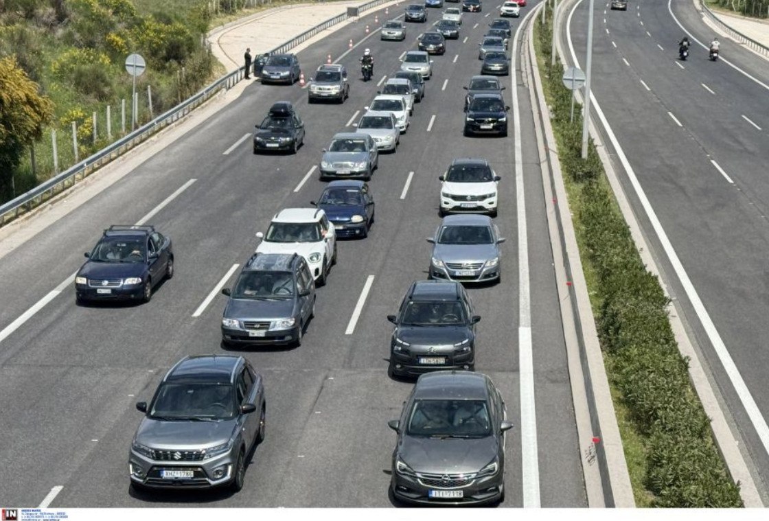 Αυξημένη η κίνηση προς τα διόδια Ελευσίνας, οι Αθηναίοι συνεχίζουν να εγκαταλείπουν το κλεινόν άστυ