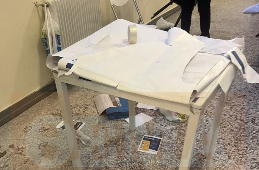 Εισβολή κουκουλοφόρων σε εκδήλωση στη Νομική - Στον Ερυθρό διδακτορικός φοιτητής, τον χτύπησαν με πυροσβεστήρα