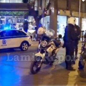 Λαμία: Έπεσε πολύ ξύλο τη νύχτα - Σε «πεδίο μάχης» μετατράπηκε η πλατεία Λαού