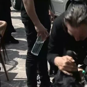 Θρήνος στην κηδεία του 28χρονου λιμενικού στη Λέσβο – Αγκάλιαζαν τον σκύλο του οι γονείς και η σύζυγός του