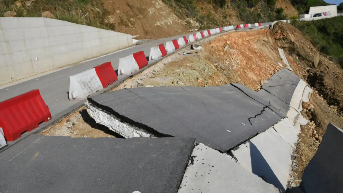 Κατέρρευσε ο ολοκαίνουριος δρόμος των 15 εκατομμυρίων στη Θεσσαλία λίγο πριν παραδοθεί – Παρέμβαση εισαγγελέα