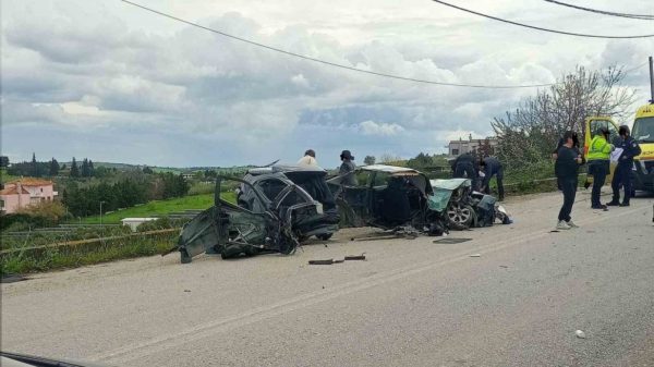 Αυτοκίνητο προσέκρουσε σε διάζωμα και κόπηκε στα δύο - Τραυματίστηκαν ένας 18χρονος και τέσσερις 17χρονοι