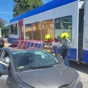 Πάτρα: Τρένο συγκρούστηκε με αυτοκίνητο - Τραυματίστηκε η οδηγός