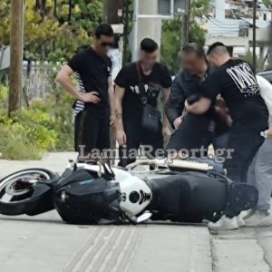 Λαμία: Τροχαίο με μηχανάκι στα Καλύβια - Ευτυχώς φορούσε κράνος ο δικυκλιστής - ΦΩΤΟ