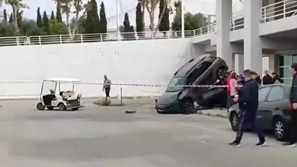 Τροχαίο στο ΟΑΚΑ: «Κόλλησε» το γκάζι, έπεσε σε παρκαρισμένο αυτοκίνητο και αναποδογύρισε ένα ακόμα όχημα