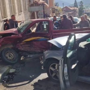 Φοβερό τροχαίο μέσα στην πλατεία: Μια γυναίκα νεκρή και δύο τραυματίες όταν αυτοκίνητο καρφώθηκε σε σταθμευμένο αγροτικό - ΒΙΝΤΕΟ