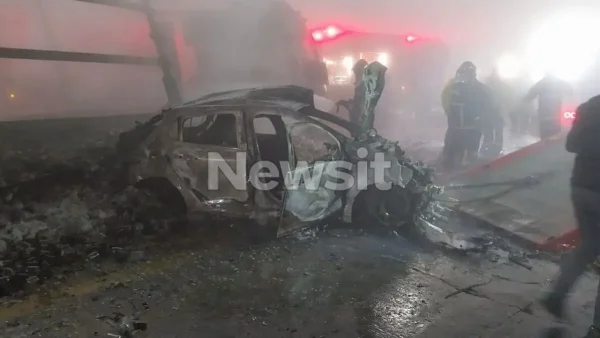 Εγνατία: Φρικτό τροχαίο με 2 νεκρούς και 4 τραυματίες – Φορτηγό σε τρελή πορεία στην ομίχλη έπεσε σε ΙΧ στα διόδια Πολύμυλου και έσπειρε τον θάνατο