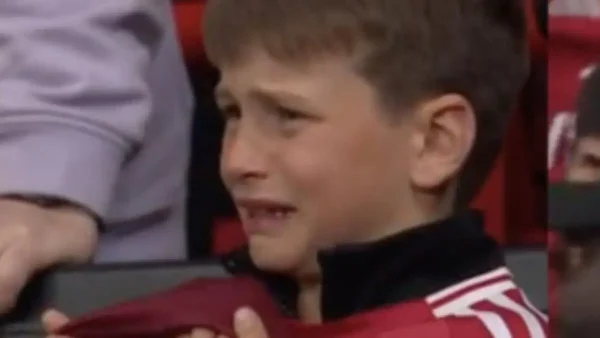 Μάντσεστερ Γιουνάιτεντ: Το ξέσπασμα ενός μικρού οπαδού, από τα δάκρυα στη λύτρωση