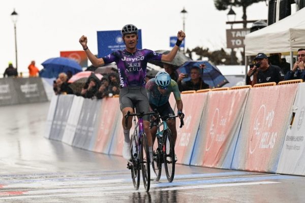 Συναρπαστικό φινάλε στο δεύτερο ετάπ του ΔΕΗ Tour of Hellas 2025 με θριαμβευτή τον Αυστραλό Λούκας Πλαπ