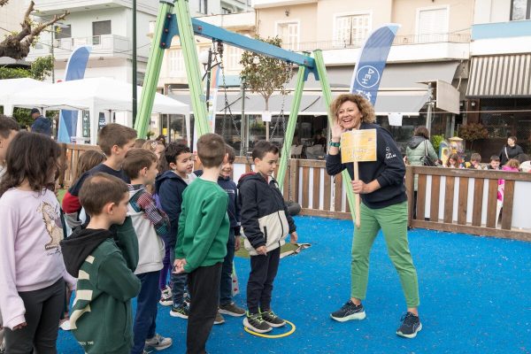 Μια τεράστια ποδηλατοπαρέα τα παιδιά στη Θήβα, στις Παράλληλες Δράσεις του ΔΕΗ Tour of Hellas 2025