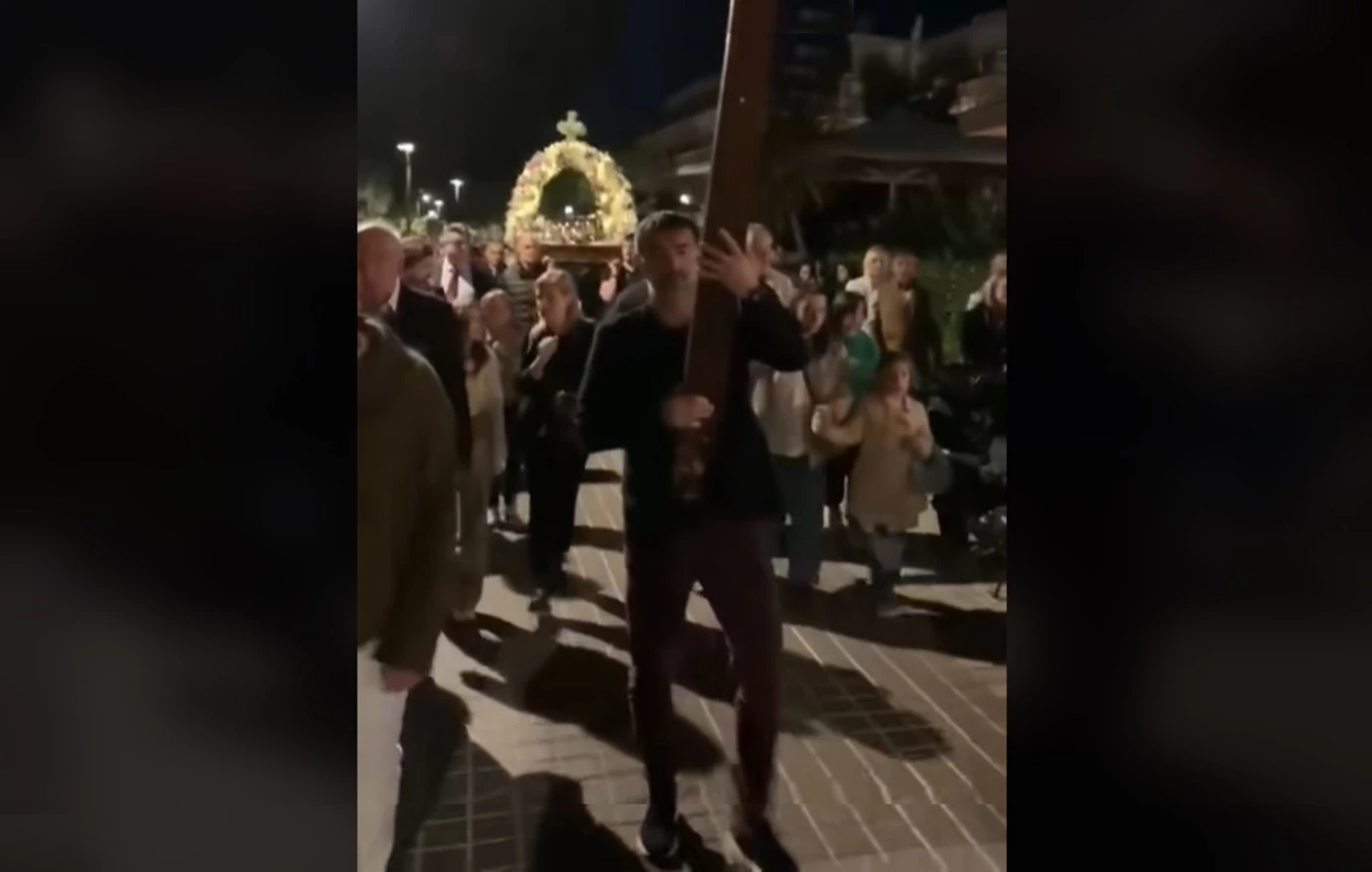Ο Γιώργος Καραγκούνης κράτησε τον Σταυρό, στην περιφορά του Επιταφίου στον Άγιο Παντελεήμονα Βουλιαγμένης