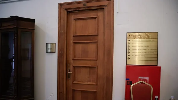 Βουλευτές πιάστηκαν να φωτογραφίζουν τη δικογραφία για τα Τέμπη – Αίτημα για τη δικογραφία έκανε ο Σπίρτζης