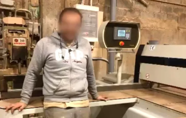 Δολοφονία ξυλουργού στη Χαλκίδα: «Με κοίταζε στα μάτια και συνέχιζε να μαχαιρώνει τον σύζυγό μου»