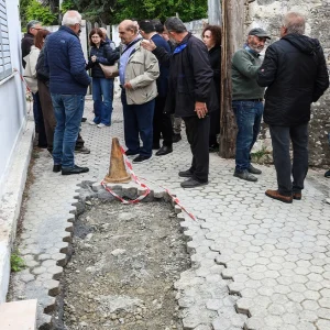 Τεκτονική διάρρηξη η πιθανή αιτία των ρηγματώσεων στις Βούτες, σύμφωνα με τον Λέκκα - Ζημιές σε 20 σπίτια, 7 τα ακατάλληλα