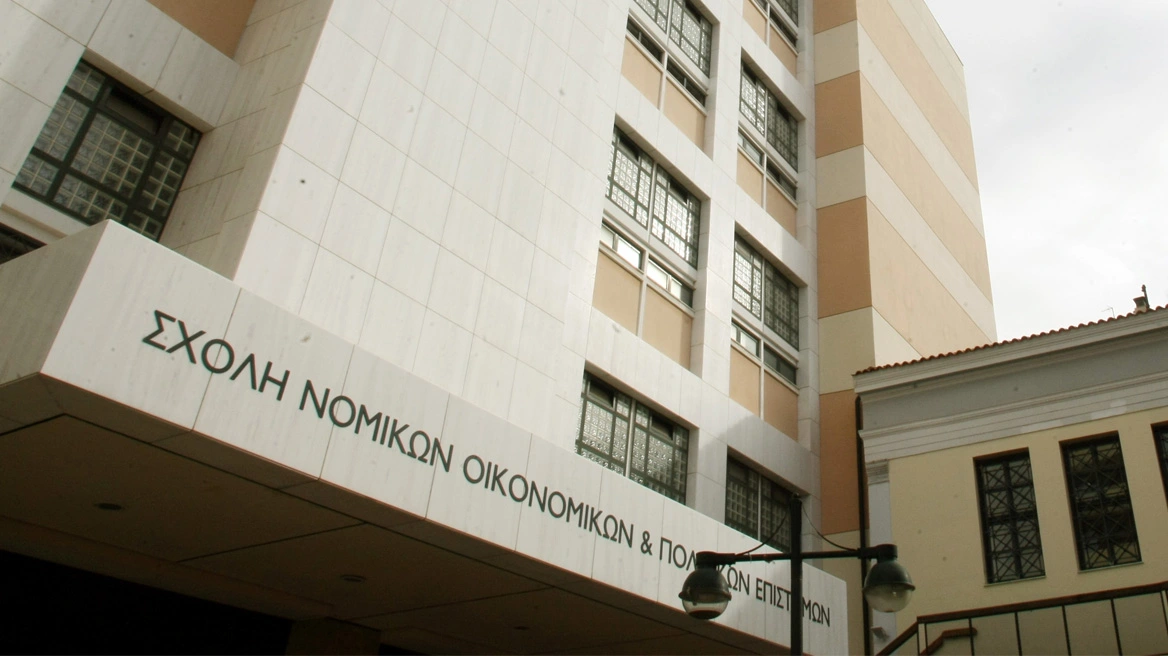 Εισβολή κουκουλοφόρων σε εκδήλωση στη Νομική - Στον Ερυθρό διδακτορικός φοιτητής, τον χτύπησαν με πυροσβεστήρα