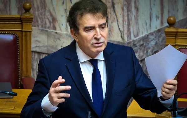 Χρυσοχοΐδης για Εξάρχεια: Η απαγόρευση εκδηλώσεων ισχύει μόνο για την παράνομη κατάληψη του «Εξωστρεφή»