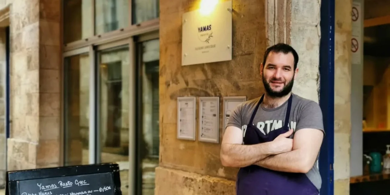 Από τη Φωκίδα στο Μπορντό - Ο Έλληνας σεφ που μαθαίνει τους Γάλλους να τρώνε μουσακά
