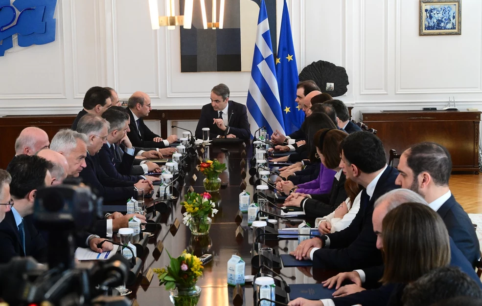 Μάχες εντός και εκτός για την κυβέρνηση – Η «ασπίδα» κατά του εμπορικού πολέμου και η ανάποδη συγκάλυψη
