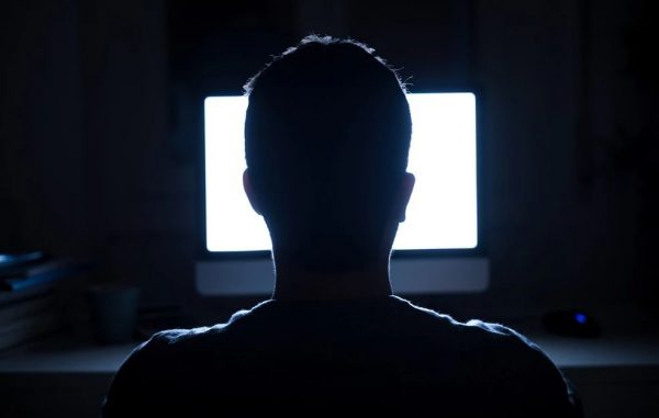 Είναι ακόμη παρθένος στα 47 του και κατηγορεί τη σχέση των γονιών του για το γεγονός ότι τον τρομοκρατεί η οικειότητα