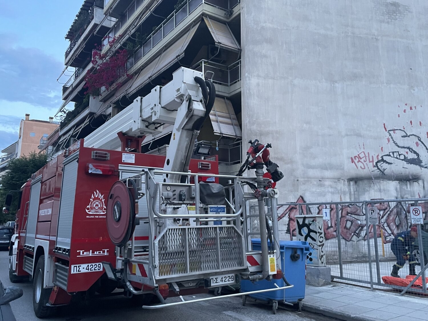 Άνδρας απειλούσε να πέσει από μπαλκόνι πολυκατοικίας στη Λάρισα