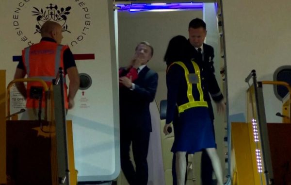 Εμανουέλ και Μπριζίτ Μακρόν: Μια σχέση γεμάτη σκάνδαλα – Από το ερωτικό ειδύλλιο μαθητή δασκάλας μέχρι το σοκαριστικό χαστούκι