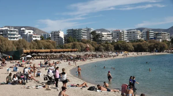Πρώτη κυριακάτικη «έφοδος» των Αθηναίων στις παραλίες της Αττικής, με ήλιο και υψηλές θερμοκρασίες – Έρχεται ζεστή εβδομάδα