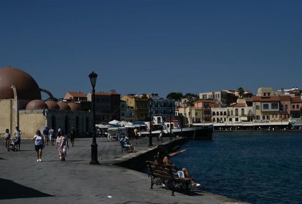 Κρήτη: Ιδιοκτήτης έκοψε ρεύμα και νερό σε εκπαιδευτικό για να τη διώξει από το σπίτι - Θα μείνει σε κάμπινγκ μέχρι να κλείσουν τα σχολεία