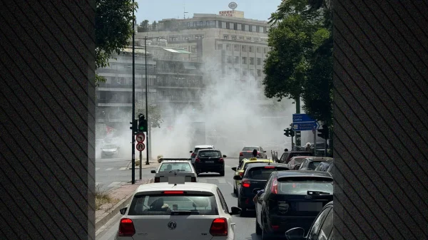Όχημα «πνίγηκε» στους καπνούς στη Μιχαλακοπούλου - Δείτε βίντεο