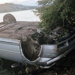Αυτοκίνητο κατέληξε αναποδογυρισμένο στην αμμουδιά