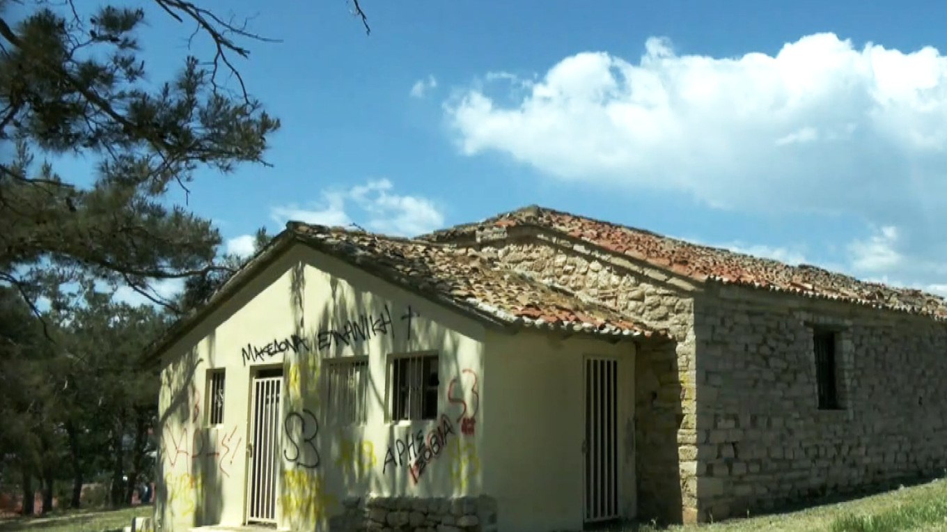 Βανδαλισμοί και γκράφιτι στον βυζαντινό Πύργο Νέας Φώκαιας στη Χαλκιδική