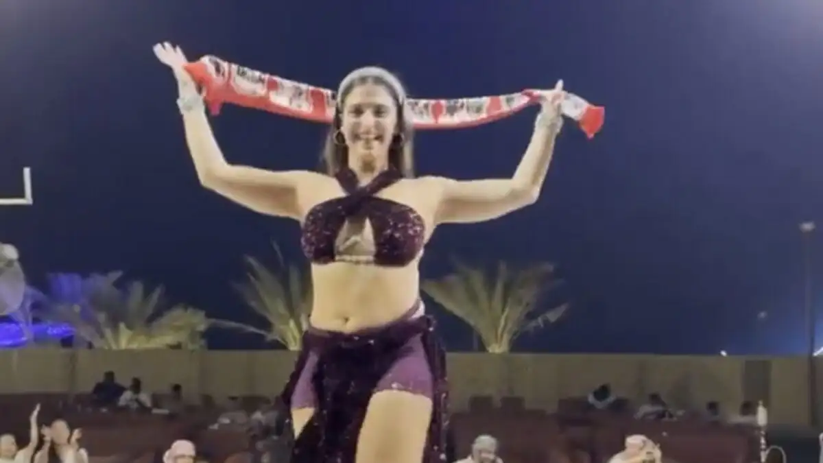 Final Four 2025: Έδωσαν κασκόλ του Ολυμπιακού σε χορεύτρια στο Άμπου Ντάμπι