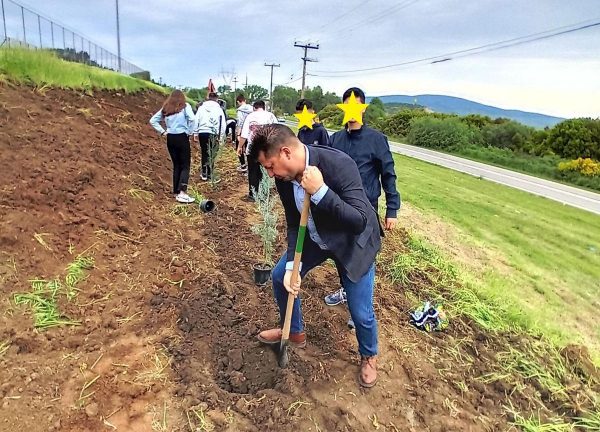 Ο Δήμαρχος Δομοκού πήρε το φτυάρι και βοήθησε τους μαθητές στη δενδροφύτευση (ΦΩΤΟ)