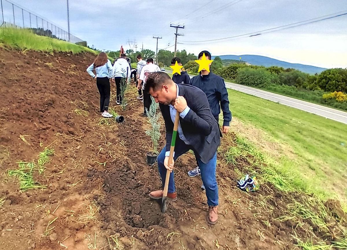 Ο Δήμαρχος Δομοκού πήρε το φτυάρι και βοήθησε τους μαθητές στη δενδροφύτευση (ΦΩΤΟ)