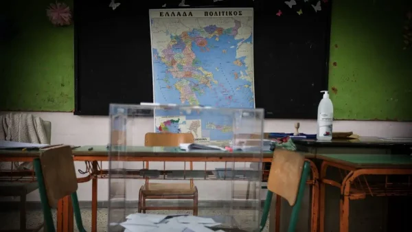 Δημοσκόπηση Interview: Στις 15,9 μονάδες η διαφορά ΝΔ με ΠΑΣΟΚ – Στην τέταρτη θέση έπεσε η Πλεύση Ελευθερίας