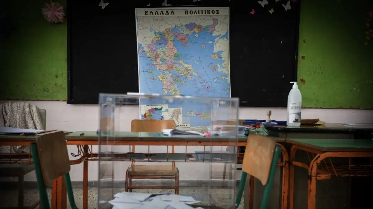 Δημοσκόπηση Interview: Στις 15,9 μονάδες η διαφορά ΝΔ με ΠΑΣΟΚ – Στην τέταρτη θέση έπεσε η Πλεύση Ελευθερίας