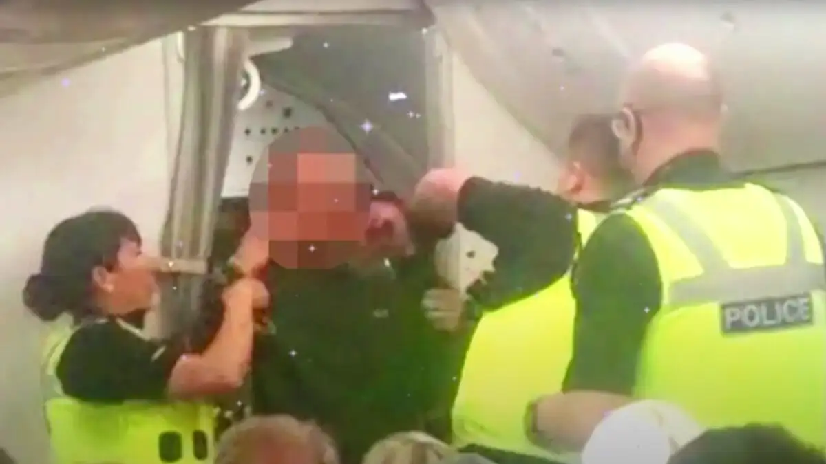 Τρόμος σε πτήση στο Μπέρμιγχαμ: Μεθυσμένος επιβάτης γρονθοκόπησε αεροσυνοδό on air – «Tο αεροπλάνο θα συντριβεί» φώναζε